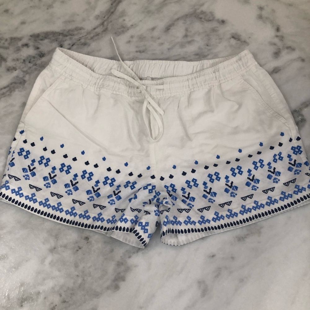 Navy & white printed Vineyard Vine’s linen shorts